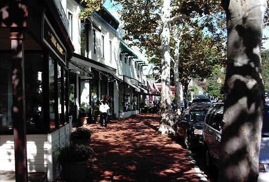 Westport downtown: a quaint atmosphere with upscale shops makes for easy windo shopping. Photo: Virtualtourist.com